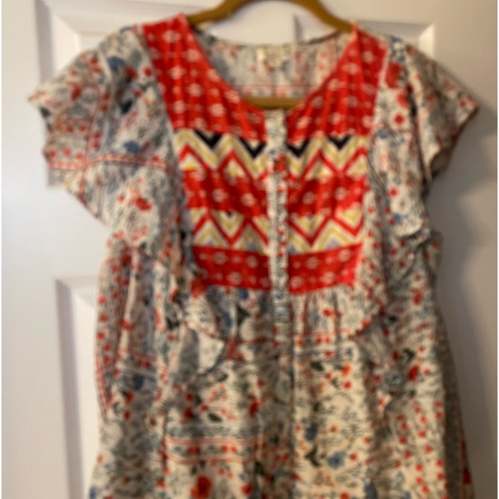 Cap sleeve with ruffle. Very soft flowy fabric